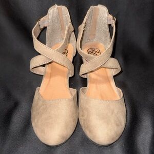 Daisy Fuentes Beige Cross-Strap wedge heels
